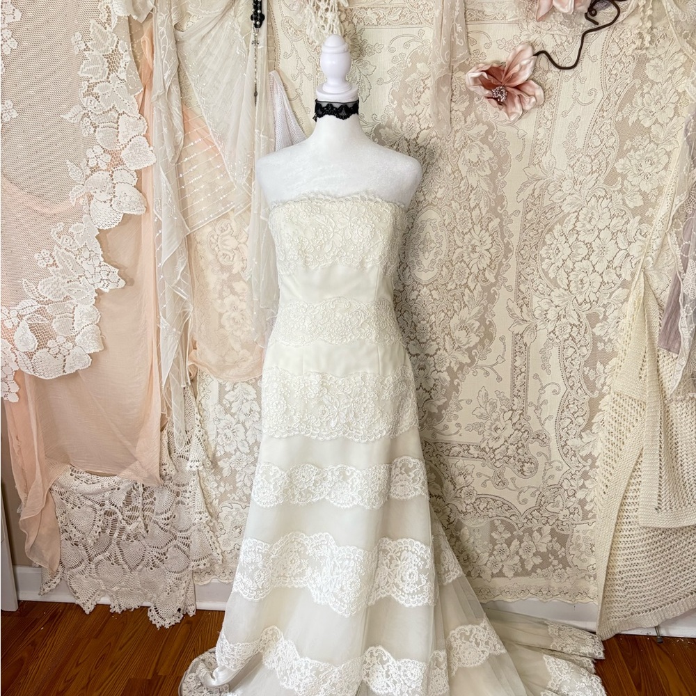 Elegant Cream Lace Wedding Dress
